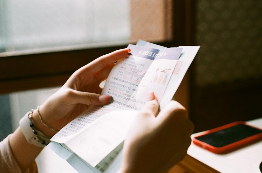 Une personne consulte une facture papier