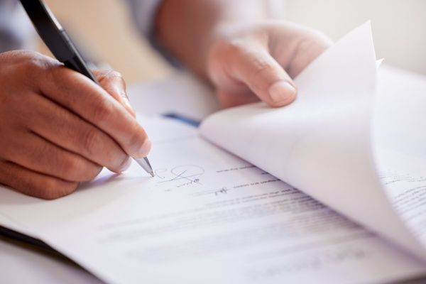 C’est l’histoire d’un employeur à qui l’on reproche de respecter un contrat de travail…  