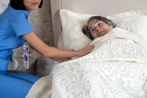 Hospitalisation à domicile : quelle rémunération pour les établissements de santé ?