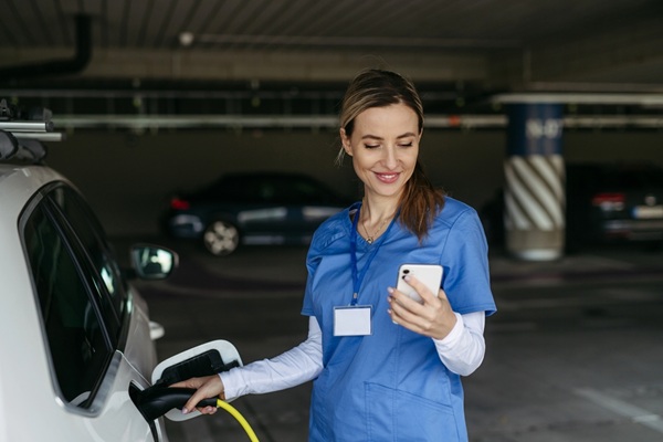 Hausse du carburant : l’Urssaf accompagne les infirmiers et infirmières 
